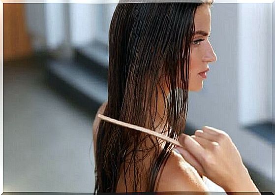 A woman combs her wet hair