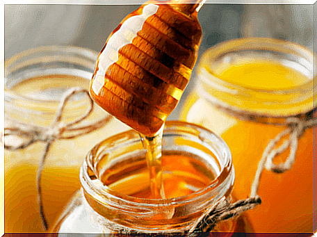 Honey jars with honey dipper