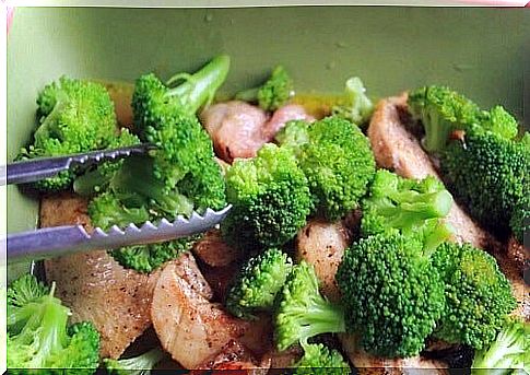 Oven dish with broccoli and ham