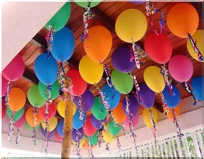 Decorating with balloons: the ceiling