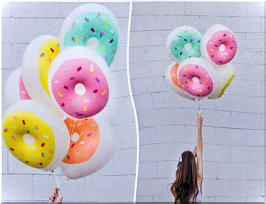 Decorate with balloons: donuts