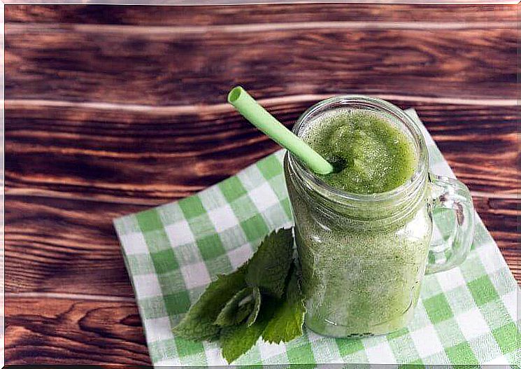 Healthy detoxifying smoothies with mint