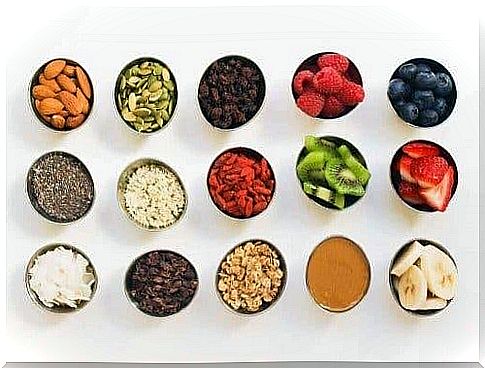 Toppings for a smoothie bowl for breakfast