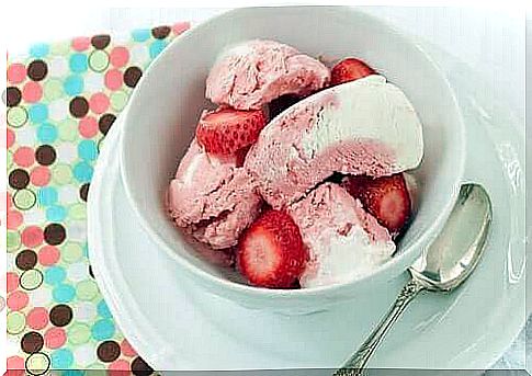 Coconut ice cream with fruits