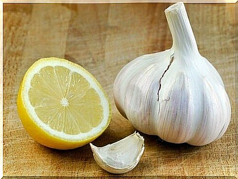 Medicine with garlic and lemon