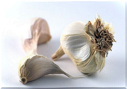 How do you drink this remedy with garlic and lemon