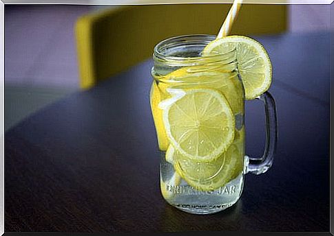 Water with lemon is one of the best drinks to burn fat