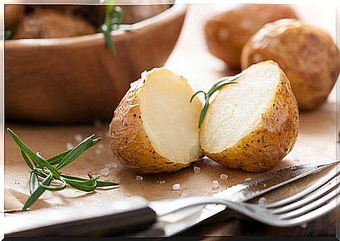 Foods to satisfy your hunger and that are healthy such as boiled potatoes