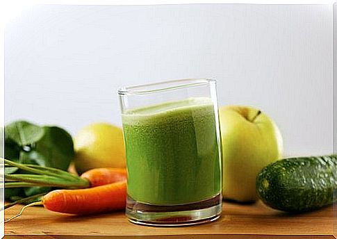 Smoothie of tomato, cucumber and carrot to combat high blood pressure