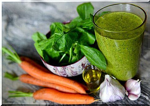 Spinach and carrot smoothie to combat high blood pressure