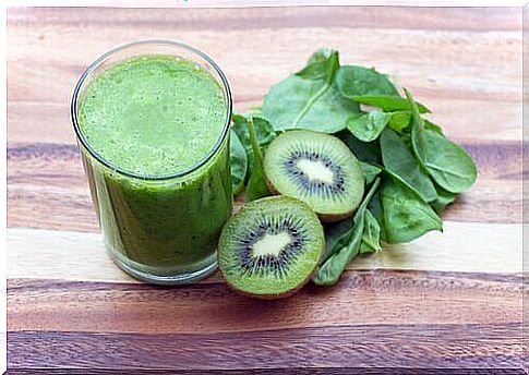 Smoothie of kiwi and spinach and lettuce to prevent high blood pressure