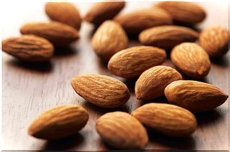 Stimulate your brain and improve memory with the vitamin B from almonds