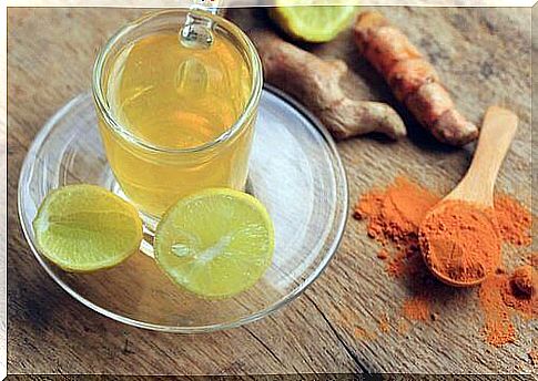 Drink with lemon and turmeric