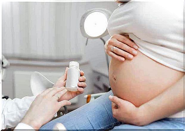 Doctor discusses medication with pregnant patient