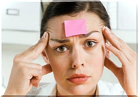 Woman with memo on her forehead